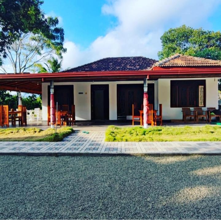 Tharurashmi Sea Pond Villa & Surf Hostel - Hiriketiya Dikwella Eksteriør billede