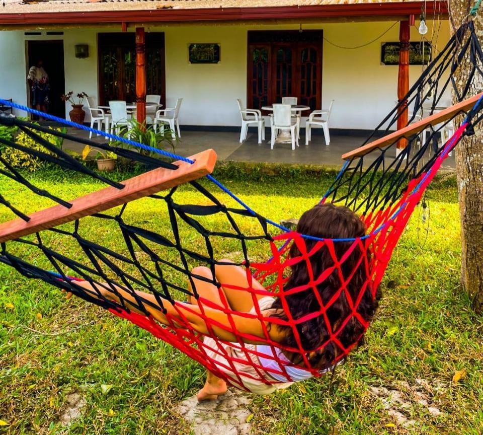 Tharurashmi Sea Pond Villa & Surf Hostel - Hiriketiya Dikwella Eksteriør billede