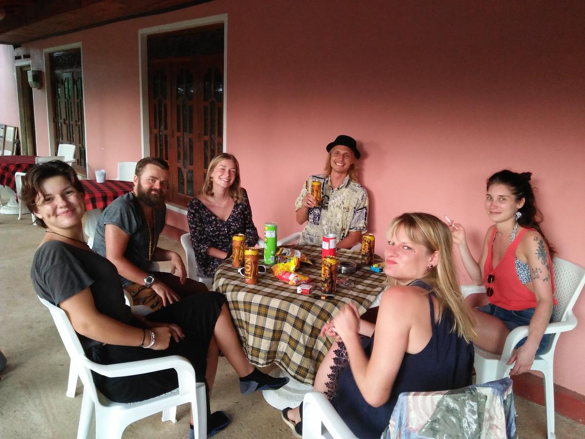 Tharurashmi Sea Pond Villa & Surf Hostel - Hiriketiya Dikwella Eksteriør billede